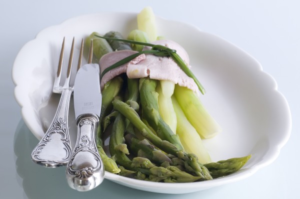 green asparagus served on plate