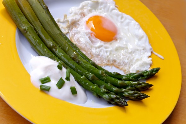 green asparagus with fried egg and