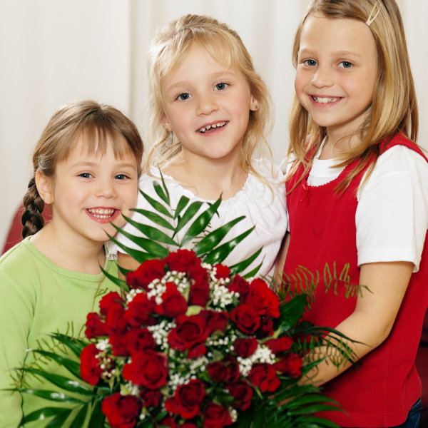 children wait with bouquet on mami
