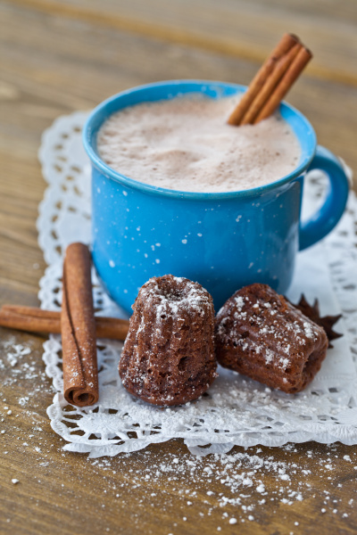 hot cocoa with small chocolate cake