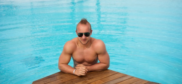 muscular man posing in the swimming