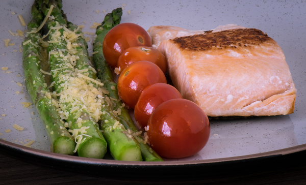 salmon with asparagus and tomatoes