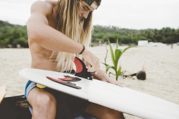 australian surfer preparing surfboard bacocho