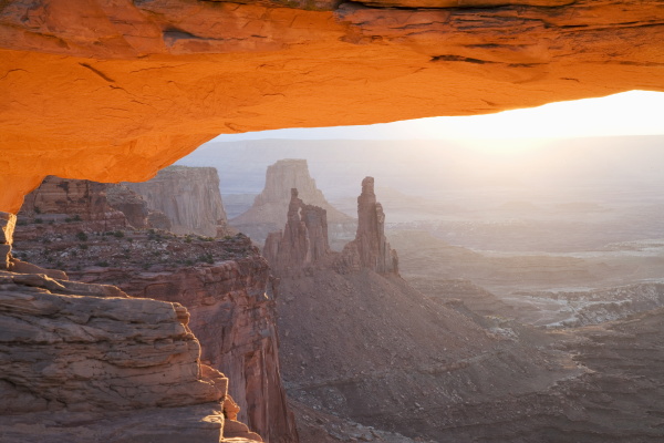 sunrise mesa arch canyonlands