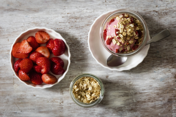 strawberry frozen yogurt topping oat