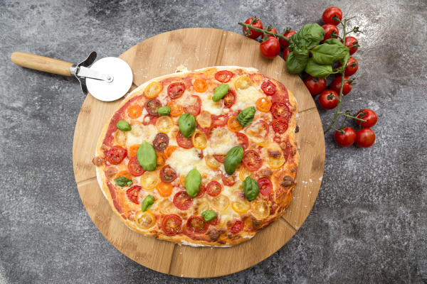 vegetarian pizza with mozzarella and tomatoes