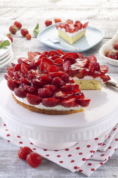 creamy cheesecake with strawberries