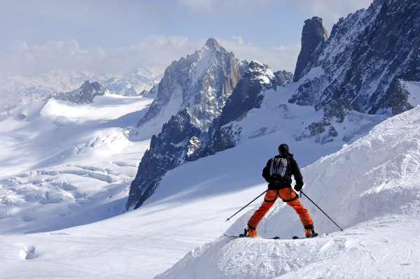 touring skiers in the vallee blanche