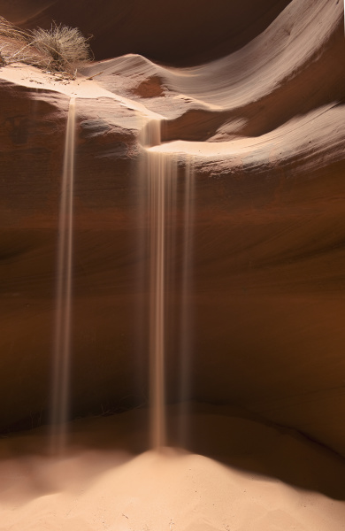 sand falling into upper antelope canyon
