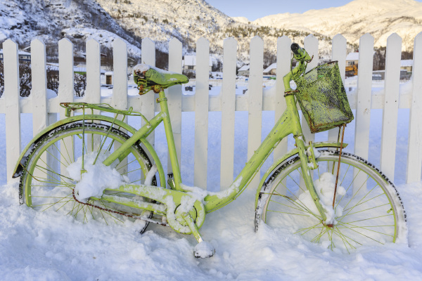 green bike in the snow lodingen