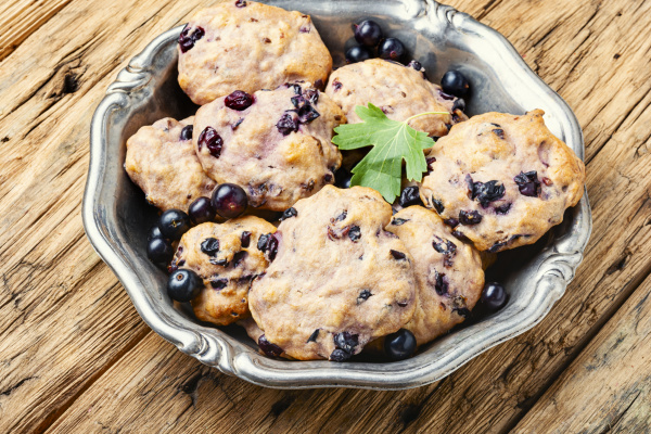 cookies with blackcurrant berries