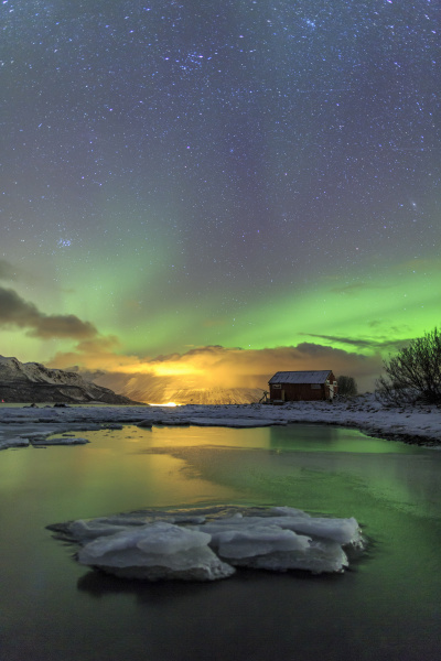 the northern lights illuminates the wooden