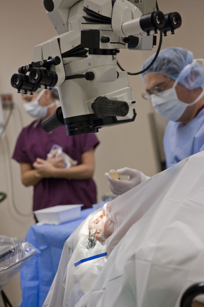 ophthalmologist performing cataract surgery