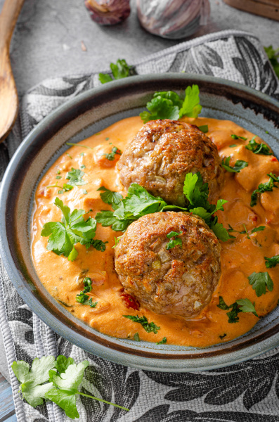 grilled meatball with curry tomato sauce