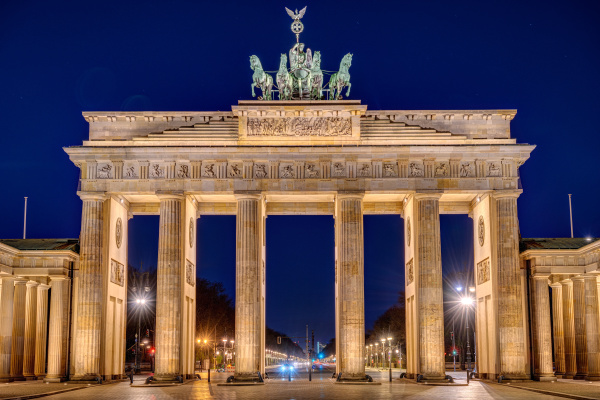 the illuminated brandenburg gate in berlin