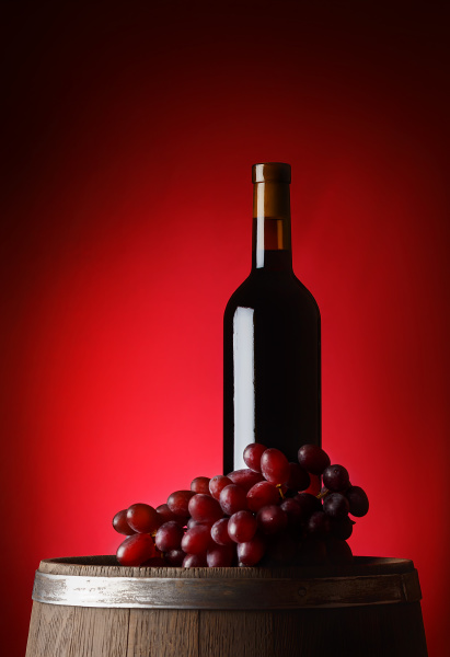 black, bottle, of, wine, with, grapes - 28278728