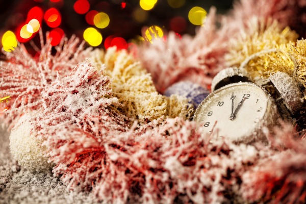 clock, in, snow, covered, christmas, ornaments - 28279865