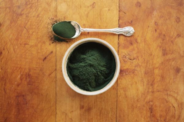 spirulina in bowl and spoon full