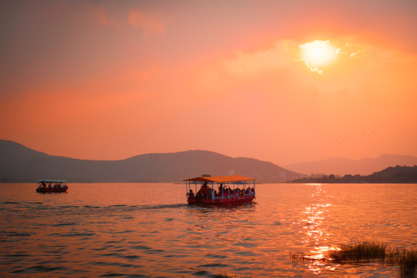 boat, in, lake, pichola, on, sunset - 28478447
