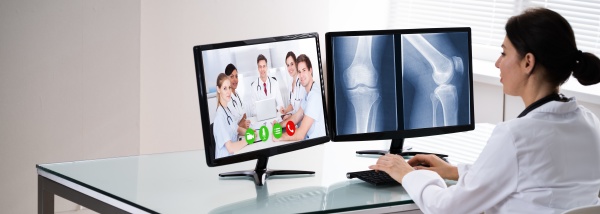 medical doctor using online elearning video