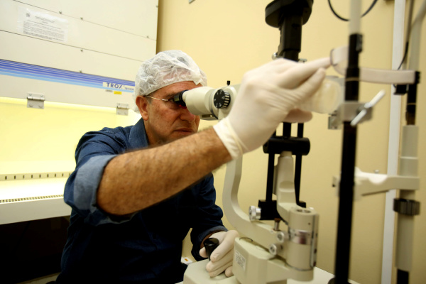 ophthalmologist makes corneal processing