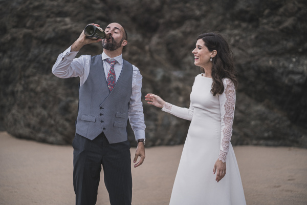 bridal couple with champagner at the