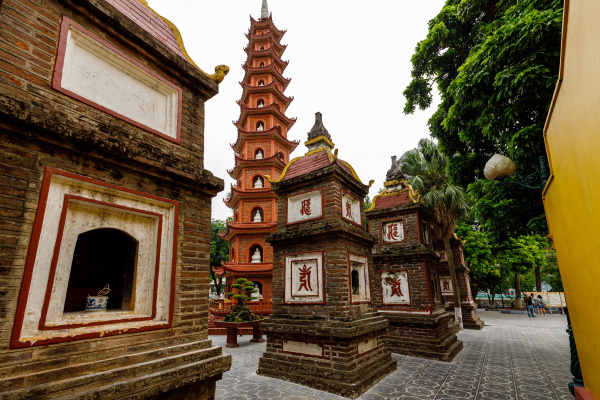 the tran quoc pagode in hanoi
