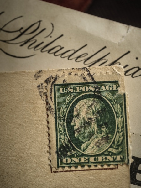 postage stamp with benjamin franklin