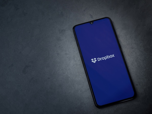 dropbox app launch screen with logo