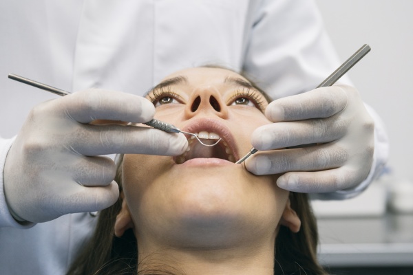 male, dentist, in, gloves, examining, teeth - 29111615