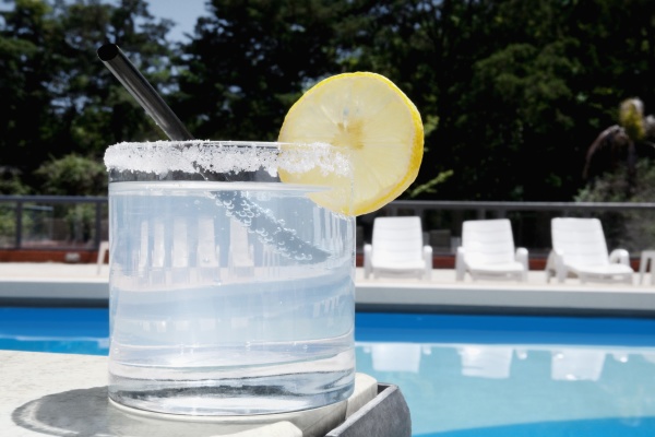 glass of lemonade at the poolside
