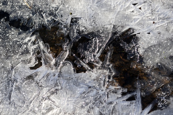 eiskristalle wachsen bei dauerfrost von den