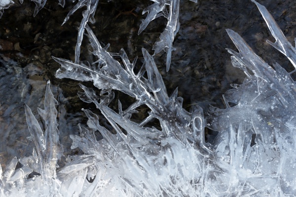 eiskristalle wachsen bei dauerfrost von den
