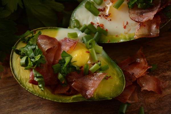 baked avocado and eggs boats with