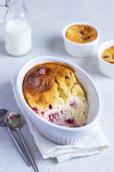 cottage pudding with berries