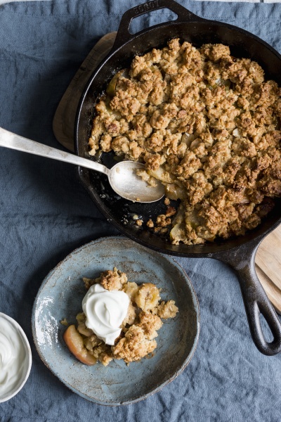 apple and banana oat crumble with