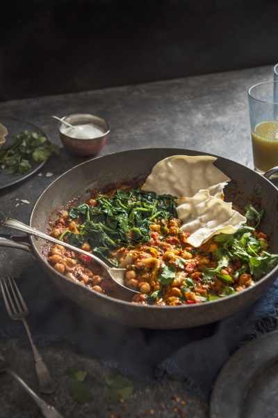 vegeterian chickpea and spinach curry with