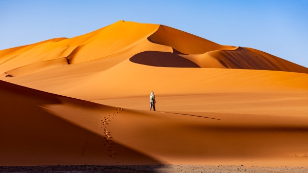 lonley people in the desert