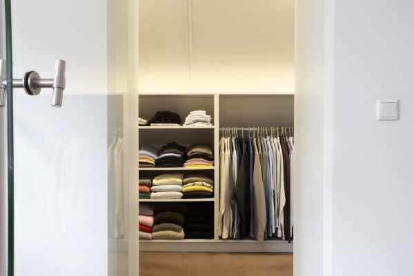 walk in closet with cloth