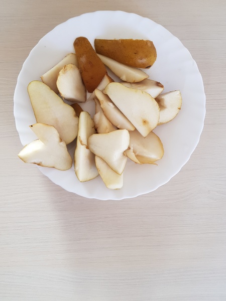 sliced pears on a white plate