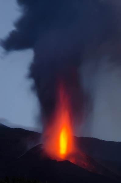 volcanic eruption of cumbre vieja