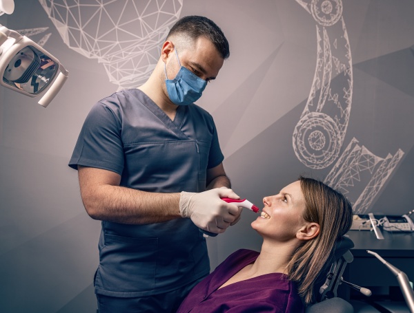 dentist examine the colour of teeth