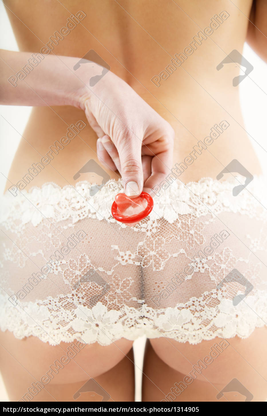 Трахнутая в попку с презервативом