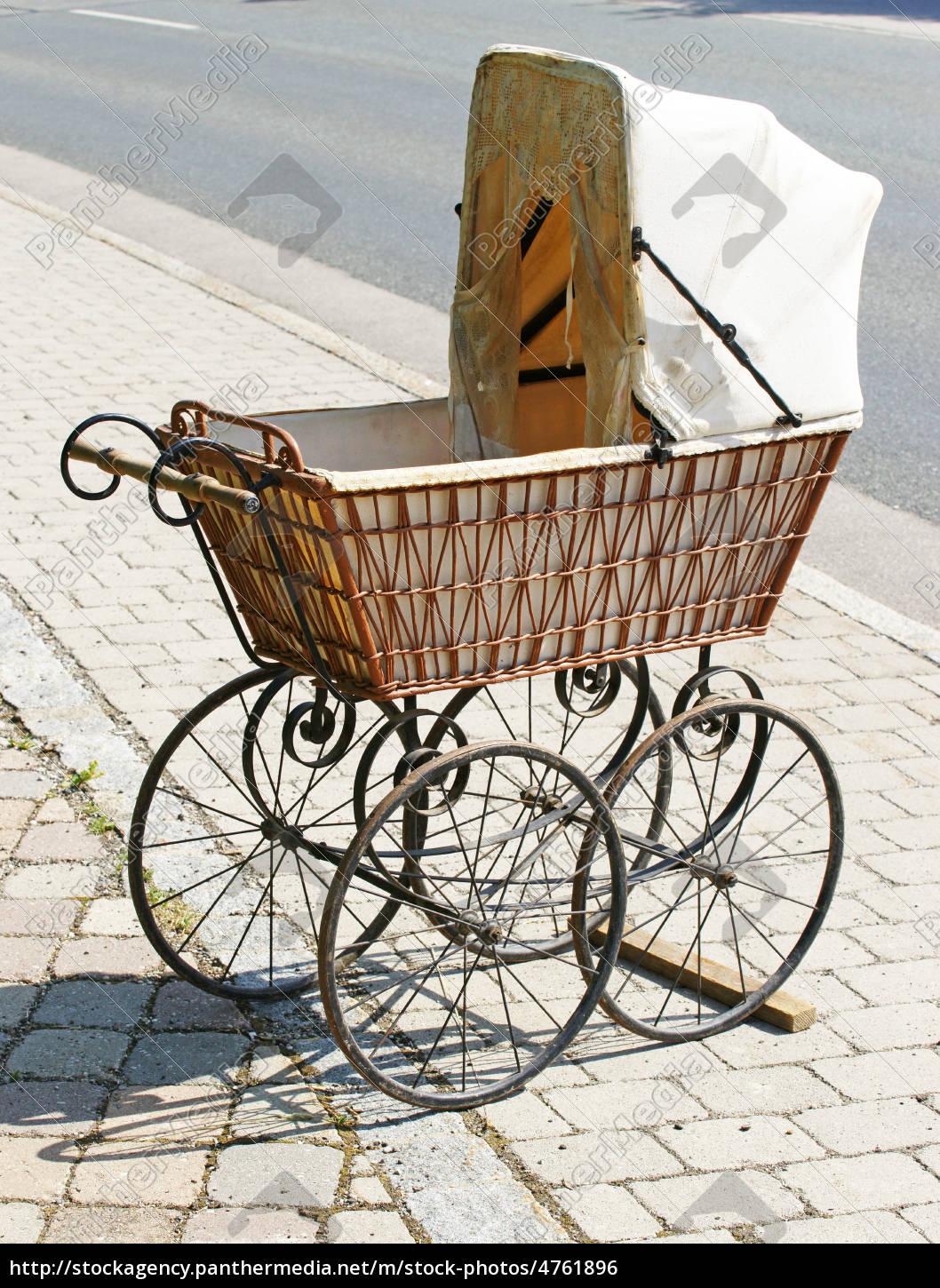 Old best sale baby carriage