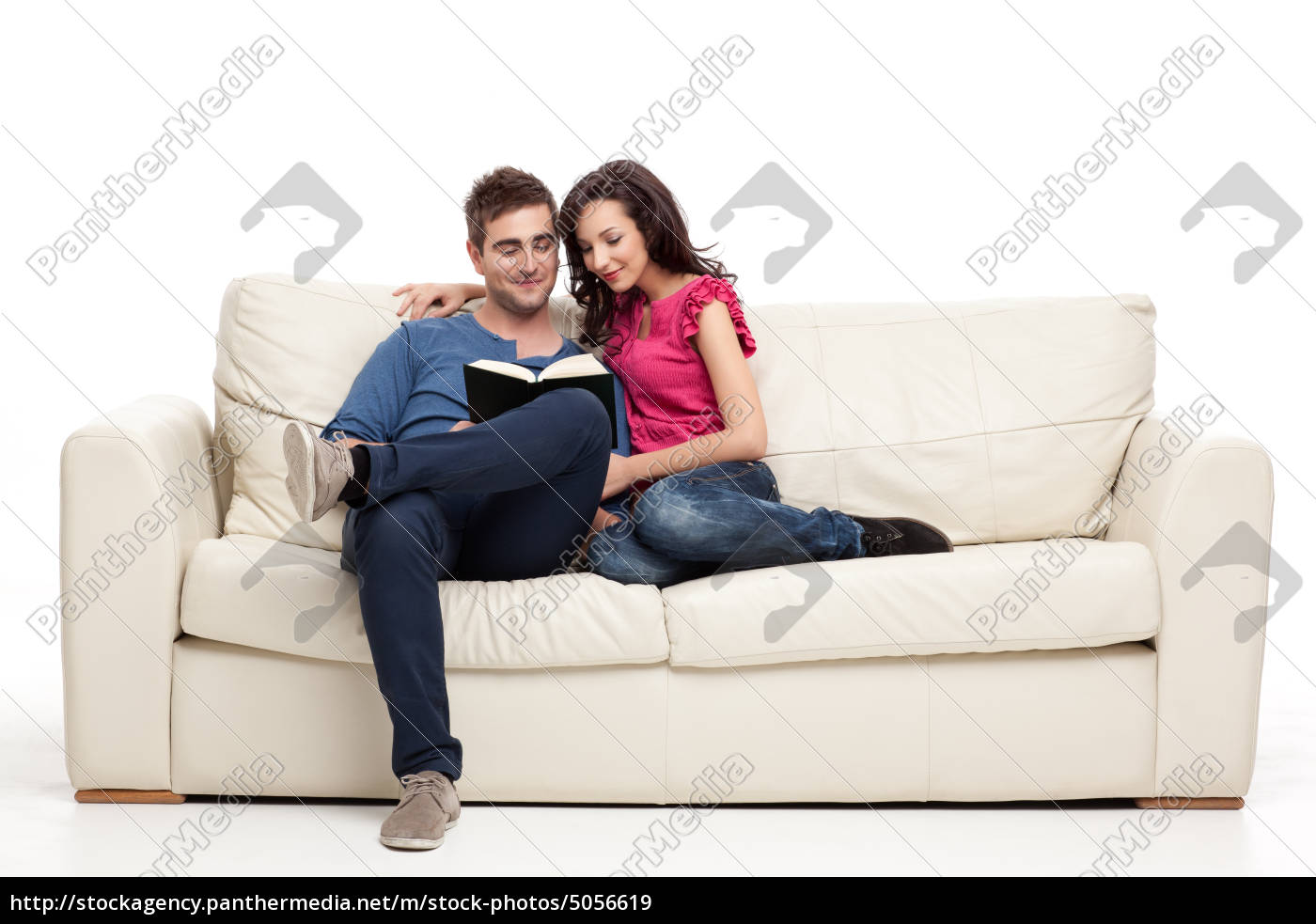 Два человека сидят на диване