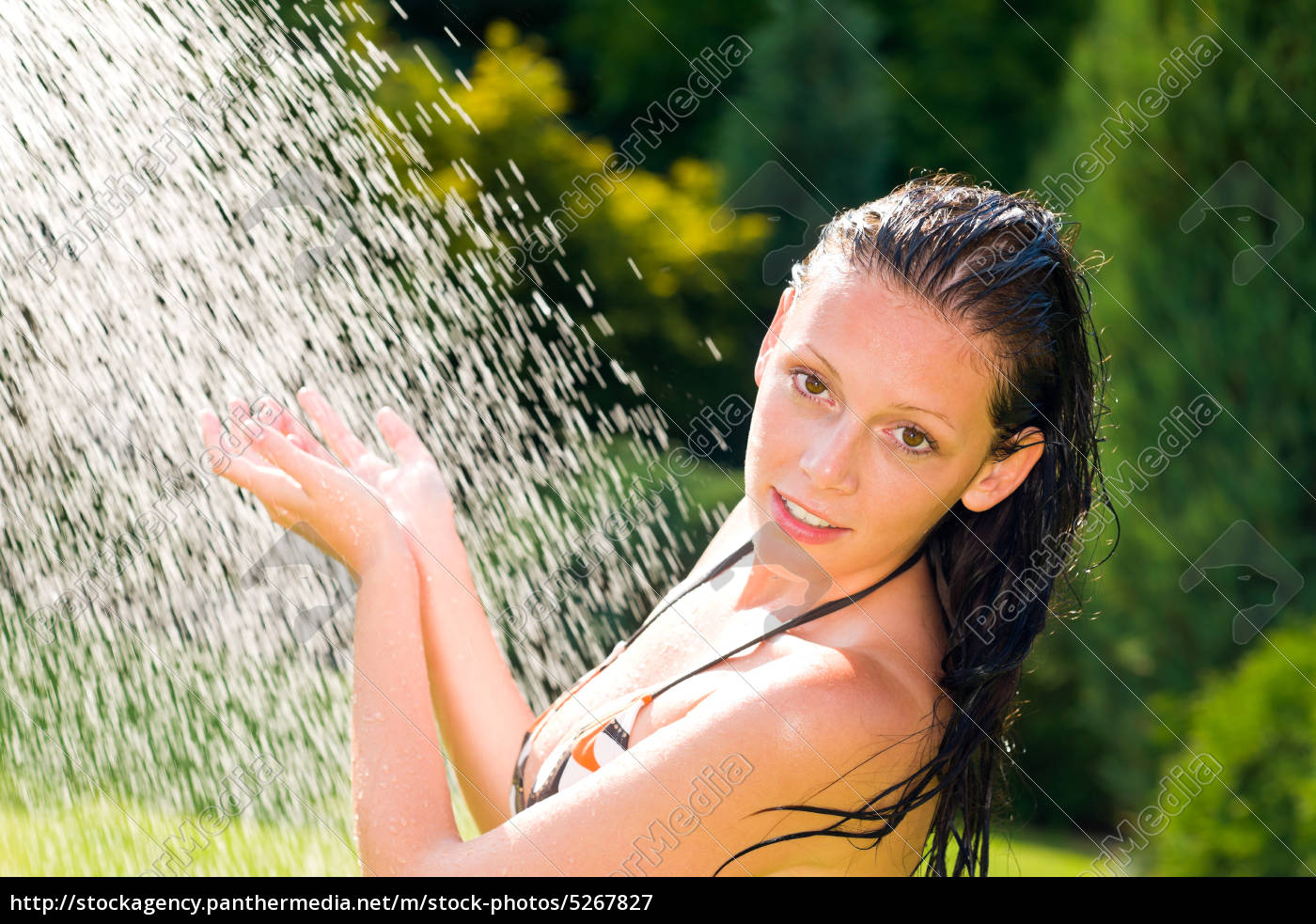 Девушки принимают летний душ (56 фото)