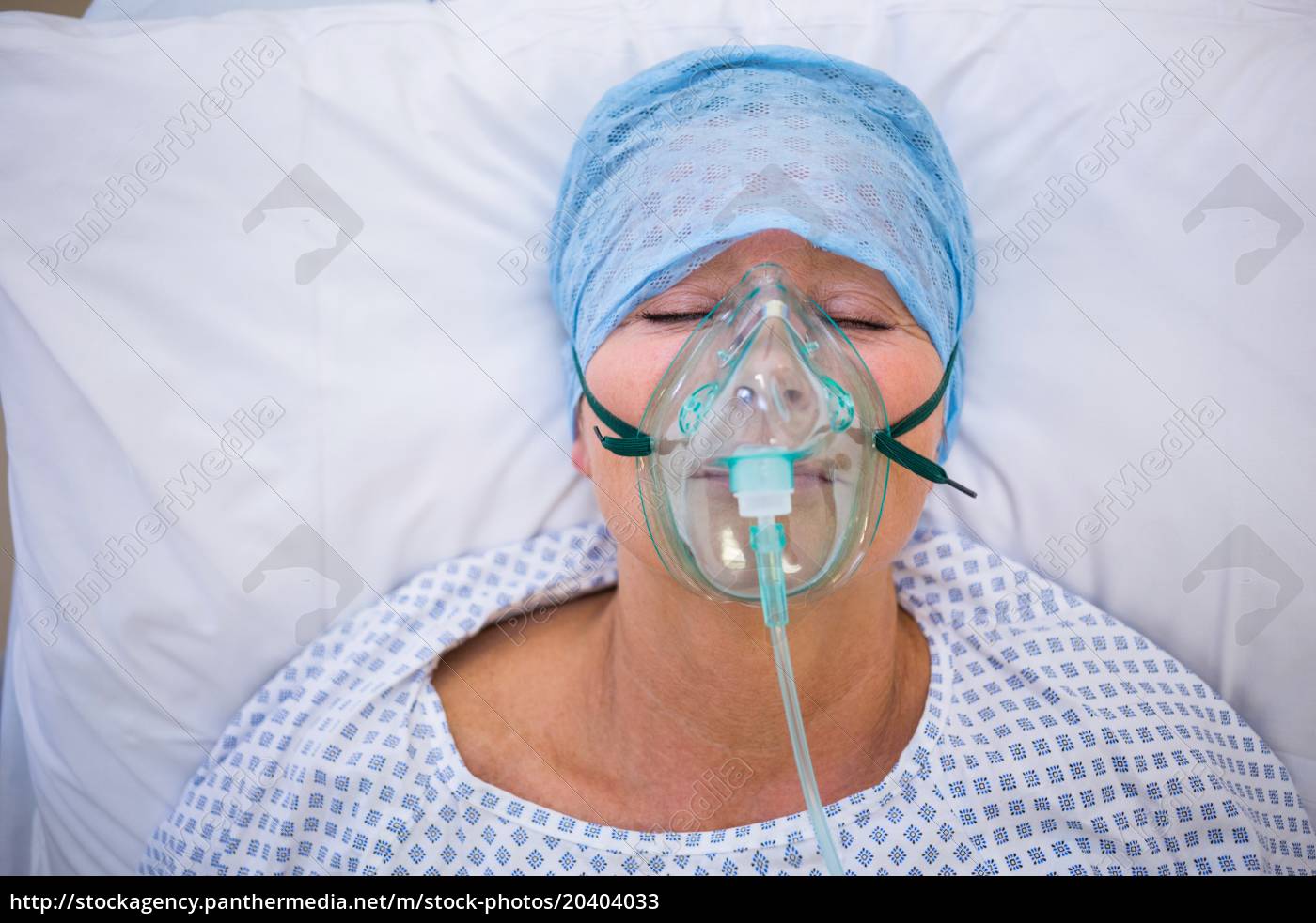 Patient wearing oxygen mask lying on hospital bed - Stock Photo - #20404033  - PantherMedia Stock Agency